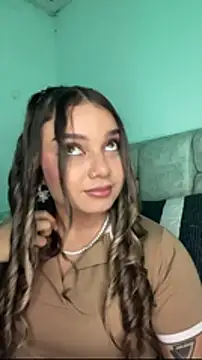 Snapshot of AnnyLopezzz_ chatting on February 1, 5:17 am AnnyLopezzz online show from February 1, 5:17 am