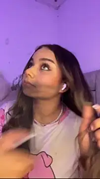 Snapshot of AnnyLopezzz_ chatting on February 2, 5:39 am AnnyLopezzz online show from February 2, 5:39 am