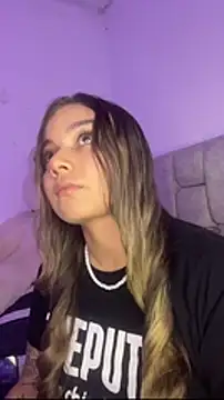 Snapshot of AnnyLopezzz_ chatting on February 3, 6:11 am AnnyLopezzz online show from February 3, 6:11 am