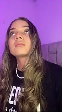 Snapshot of AnnyLopezzz_ chatting on February 3, 6:22 am AnnyLopezzz online show from February 3, 6:22 am