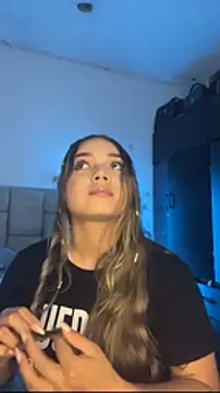 Snapshot of AnnyLopezzz_ chatting on February 15, 2:08 am AnnyLopezzz online show from February 15, 2:08 am