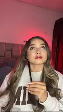 Snapshot of AnnyLopezzz_ chatting on February 18, 6:31 am AnnyLopezzz online show from February 18, 6:31 am