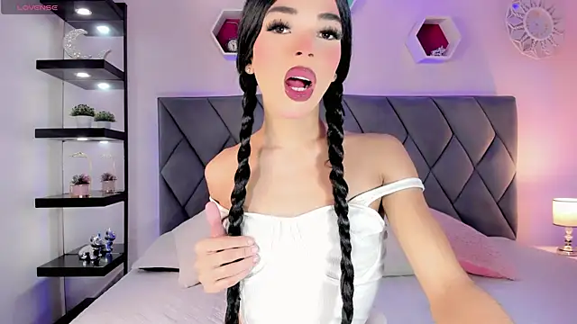 Amira Ember online show from June 29, 9:15 pm