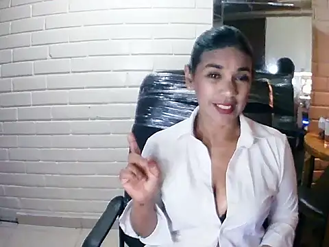 Snapshot of MiiaVelasquez chatting on November 6, 4:13 am MiiaVelasquez online show from November 6, 4:13 am