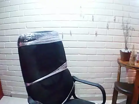 Snapshot of MiiaVelasquez chatting on November 19, 4:01 am MiiaVelasquez online show from November 19, 4:01 am