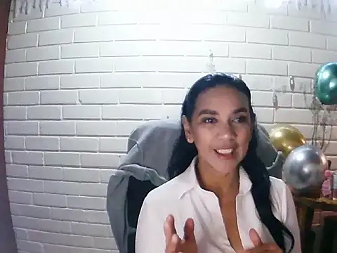 Snapshot of MiiaVelasquez chatting on November 21, 4:11 am MiiaVelasquez online show from November 21, 4:11 am