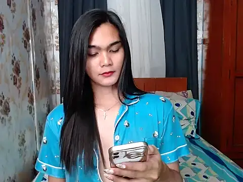 lady in moon online show from October 9, 12:58 pm