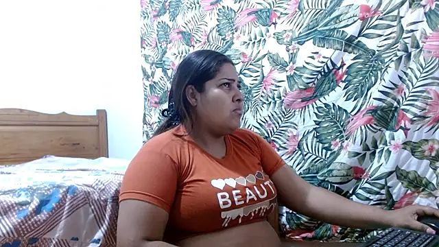 Snapshot of 69smallstar chatting on May 19, 12:00 pm 69smallstar online show from May 19, 12:00 pm
