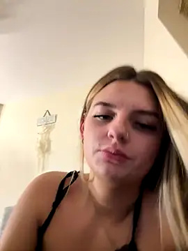 Snapshot of Summer21k chatting on November 27, 9:39 pm Summer21k online show from November 27, 9:39 pm