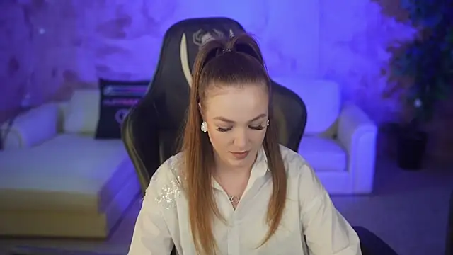 Snapshot of Ella_054 chatting on November 2, 7:27 pm Ella 054 online show from November 2, 7:27 pm