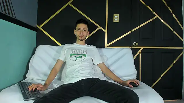 Snapshot of logan_rogers_ chatting on September 24, 2:09 pm logan rogers online show from September 24, 2:09 pm