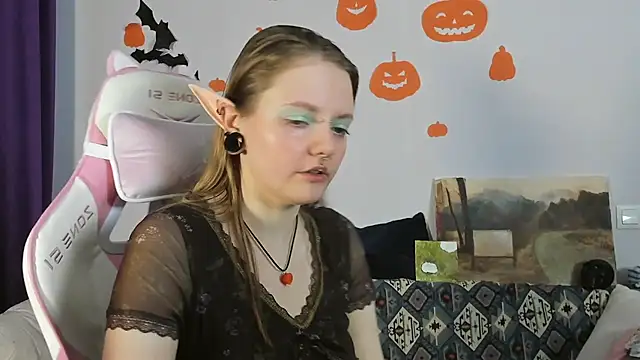 Snapshot of WonderConnie1 chatting on October 31, 10:16 am WonderConnie1 online show from October 31, 10:16 am