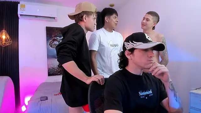 Snapshot of Handsomeboyss19 chatting on November 20, 2:23 am Handsomeboyss19 online show from November 20, 2:23 am