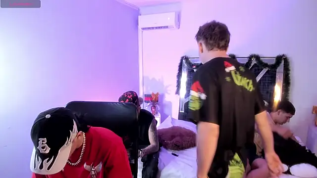 Snapshot of Handsomeboyss19 chatting on December 16, 2:27 am Handsomeboyss19 online show from December 16, 2:27 am