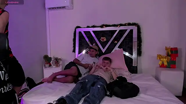 Snapshot of Handsomeboyss19 chatting on December 17, 1:55 am Handsomeboyss19 online show from December 17, 1:55 am