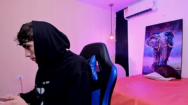 Snapshot of Handsomeboyss19 chatting on January 16, 2:15 am Handsomeboyss19 online show from January 16, 2:15 am