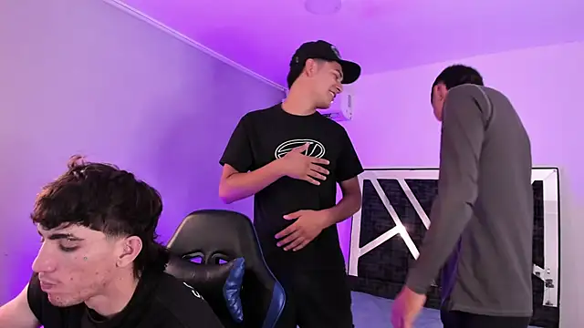 Snapshot of Handsomeboyss19 chatting on February 6, 2:05 am Handsomeboyss19 online show from February 6, 2:05 am