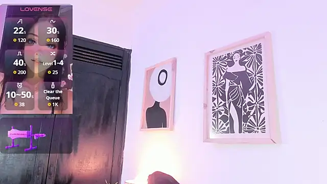 Snapshot of valentinna_montess chatting on October 29, 1:24 pm valentinna montess online show from October 29, 1:24 pm