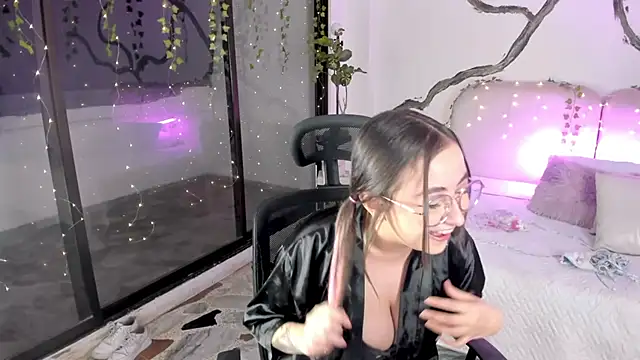 Snapshot of SarahCastro1_ chatting on November 6, 4:35 am SarahCastro1 online show from November 6, 4:35 am