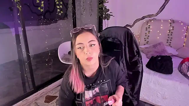 Snapshot of SarahCastro1_ chatting on November 11, 5:07 am SarahCastro1 online show from November 11, 5:07 am