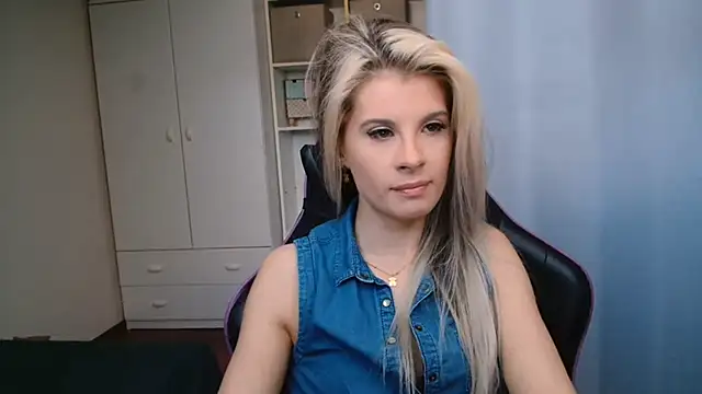 Snapshot of KristineGlow chatting on May 6, 6:19 am KristineGlow online show from May 6, 6:19 am