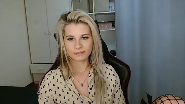 Snapshot of KristineGlow chatting on May 9, 6:35 pm KristineGlow online show from May 9, 6:35 pm