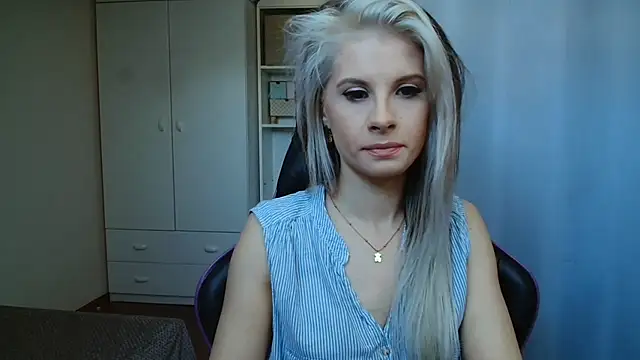 Snapshot of KristineGlow chatting on May 22, 6:20 am KristineGlow online show from May 22, 6:20 am