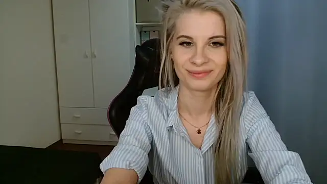 Snapshot of KristineGlow chatting on May 27, 6:27 pm KristineGlow online show from May 27, 6:27 pm