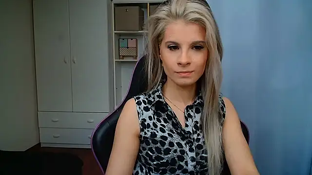 Snapshot of KristineGlow chatting on June 1, 6:15 am KristineGlow online show from June 1, 6:15 am