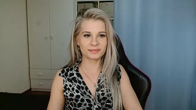 Snapshot of KristineGlow chatting on June 1, 6:20 pm KristineGlow online show from June 1, 6:20 pm