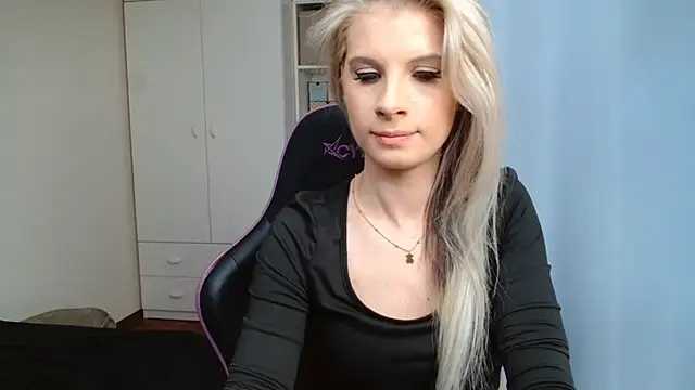 Snapshot of KristineGlow chatting on June 8, 2:17 pm KristineGlow online show from June 8, 2:17 pm