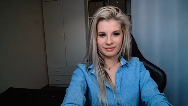 Snapshot of KristineGlow chatting on June 16, 6:32 pm KristineGlow online show from June 16, 6:32 pm