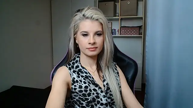 Snapshot of KristineGlow chatting on June 18, 6:46 am KristineGlow online show from June 18, 6:46 am
