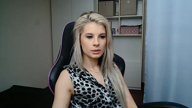 Snapshot of KristineGlow chatting on June 18, 9:25 am KristineGlow online show from June 18, 9:25 am