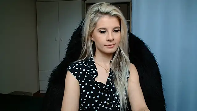 Snapshot of KristineGlow chatting on July 2, 6:19 am KristineGlow online show from July 2, 6:19 am