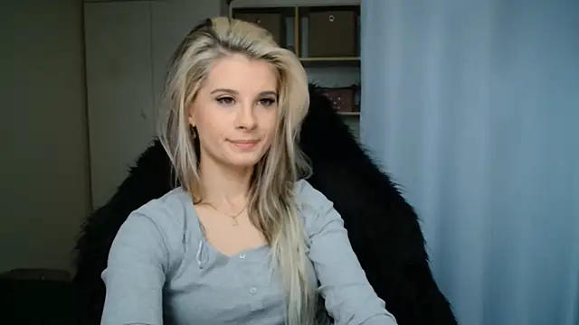 Snapshot of KristineGlow chatting on July 3, 6:31 am KristineGlow online show from July 3, 6:31 am