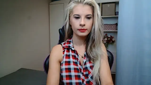 Snapshot of KristineGlow chatting on July 28, 6:31 am KristineGlow online show from July 28, 6:31 am