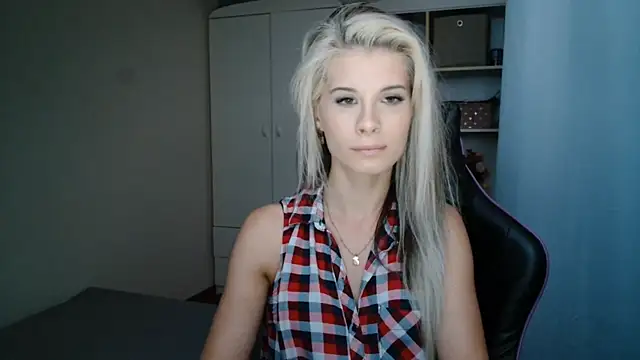 Snapshot of KristineGlow chatting on July 28, 6:20 pm KristineGlow online show from July 28, 6:20 pm