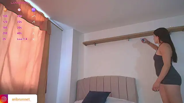 Snapshot of BrunnetAri_ chatting on November 1, 6:21 pm BrunnetAri online show from November 1, 6:21 pm