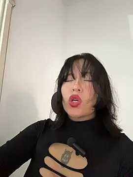 Snapshot of aliciia_23 chatting on November 8, 9:24 pm aliciia 23 online show from November 8, 9:24 pm