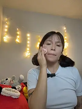 Snapshot of aliciia_23 chatting on December 2, 10:49 pm aliciia 23 online show from December 2, 10:49 pm