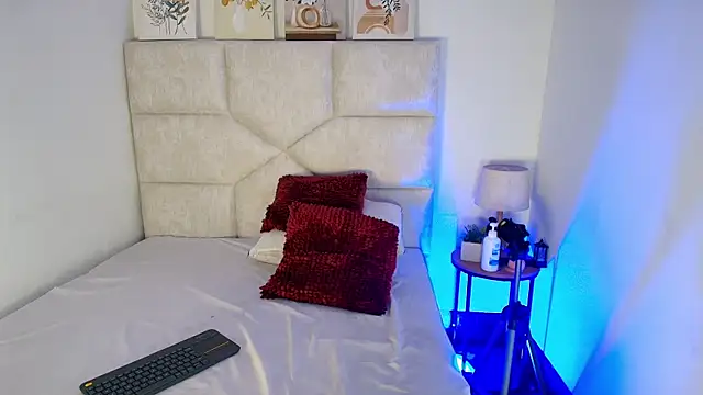 elizawiliamst online show from July 25, 11:19 am