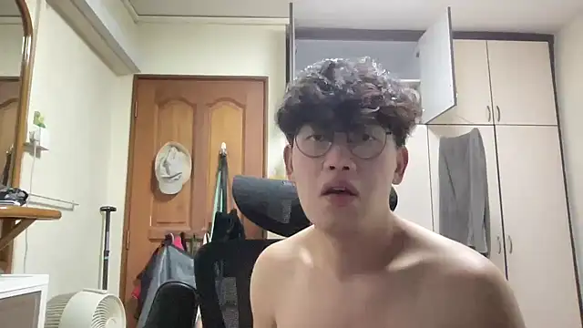 Snapshot of Passionatetwink2 chatting on April 10, 4:55 pm Passionatetwink2 online show from April 10, 4:55 pm