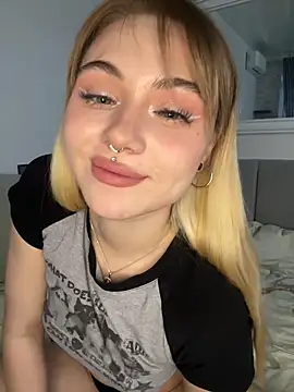 LunaMillie online show from October 18, 12:39 pm