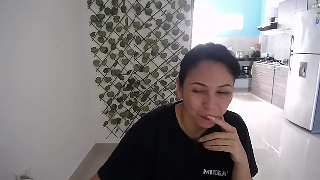 Snapshot of yohacriss chatting on December 15, 4:44 pm yohacriss online show from December 15, 4:44 pm