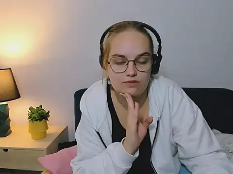 Snapshot of AliceCrazy69 chatting on October 5, 4:33 am AliceCrazy69 online show from October 5, 4:33 am