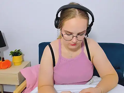 Snapshot of AliceCrazy69 chatting on November 4, 12:04 pm AliceCrazy69 online show from November 4, 12:04 pm