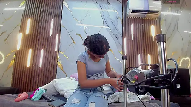 VictoriaDuart online show from December 14, 8:35 pm