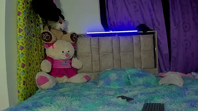 skinnyanddaphne online show from April 8, 12:10 am