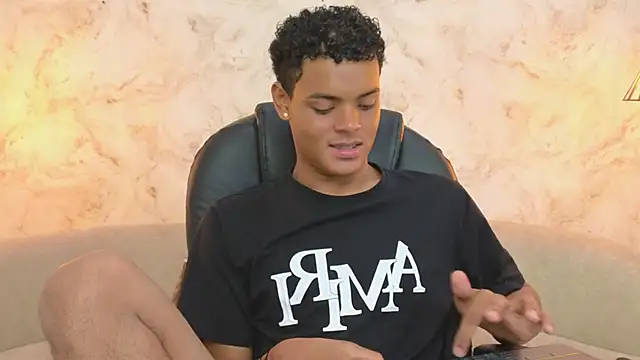 Snapshot of Valentino_Thompson chatting on September 26, 7:51 pm Valentino Thompson online show from September 26, 7:51 pm
